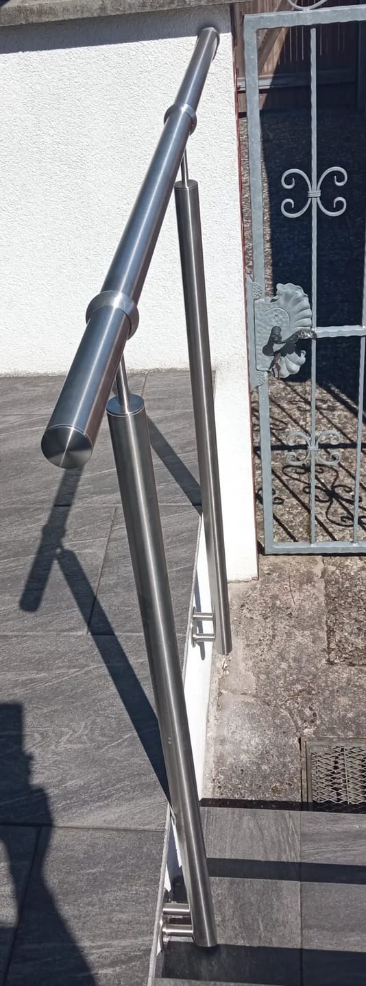 Customer photo review of Freistehender Edelstahl Handlauf zur seitlichen Montage – Starre Ausführung