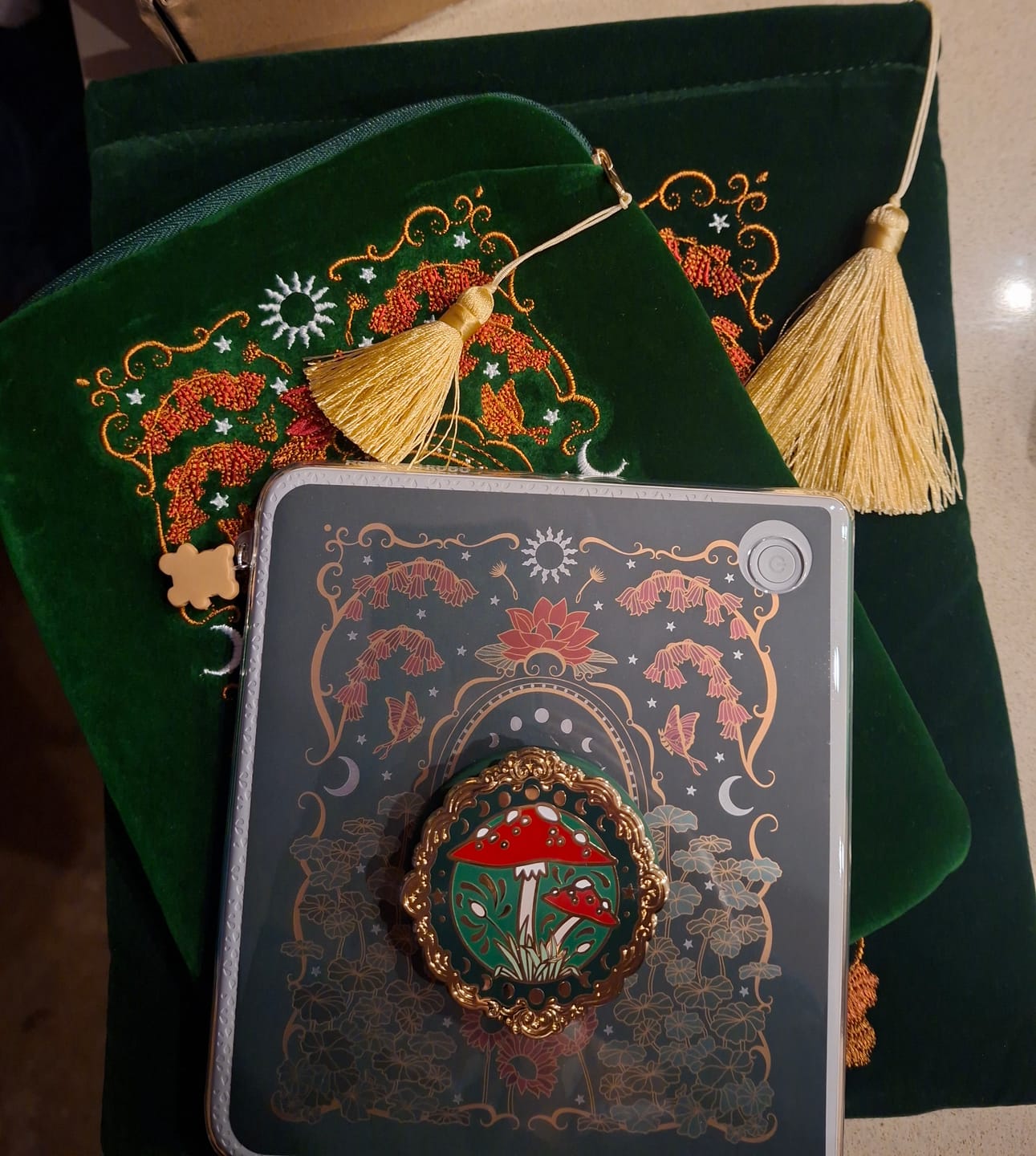 Customer photo review of Wonderland eReader Sticker Insert