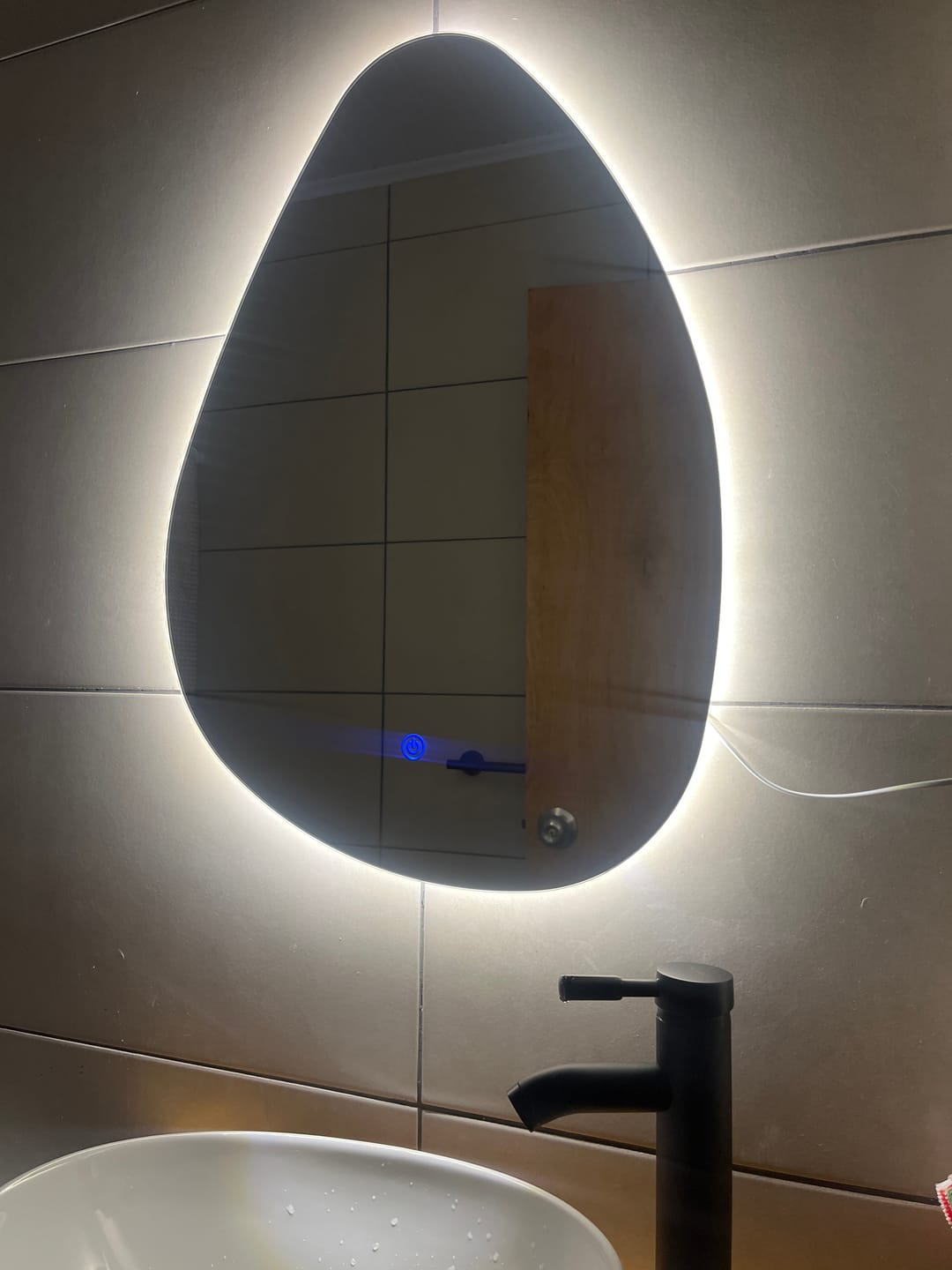Customer photo review of Espejo Led Baño Irregular Gota Luz Táctil