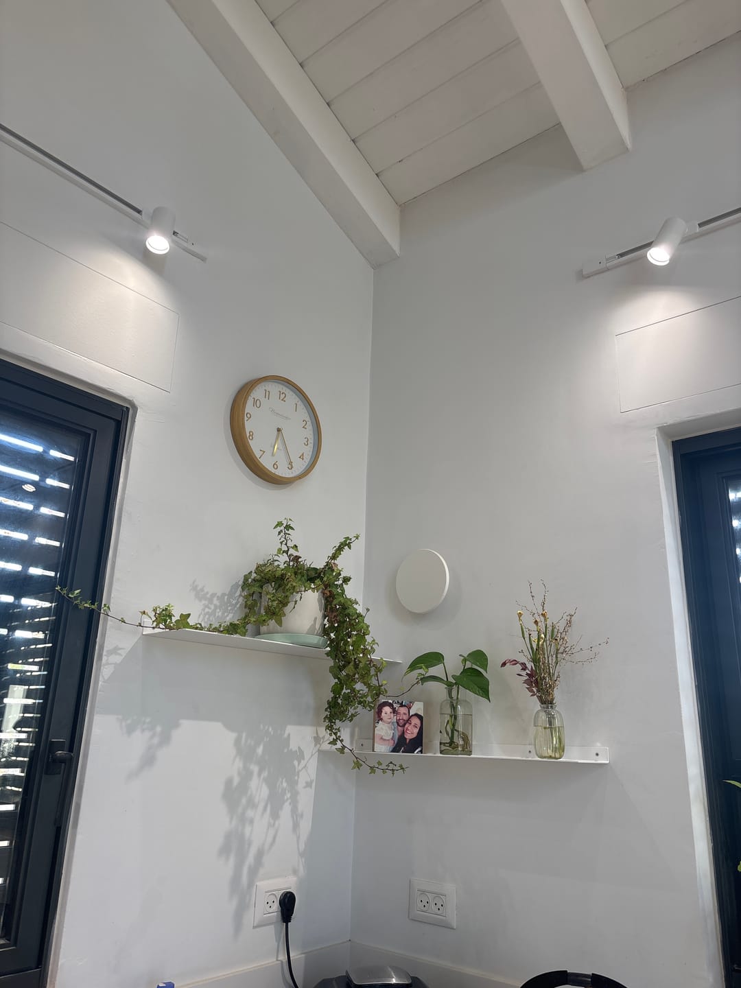Customer photo review of מדף צף KAV – מדף אלומיניום בעיצוב סקנדינבי נקי