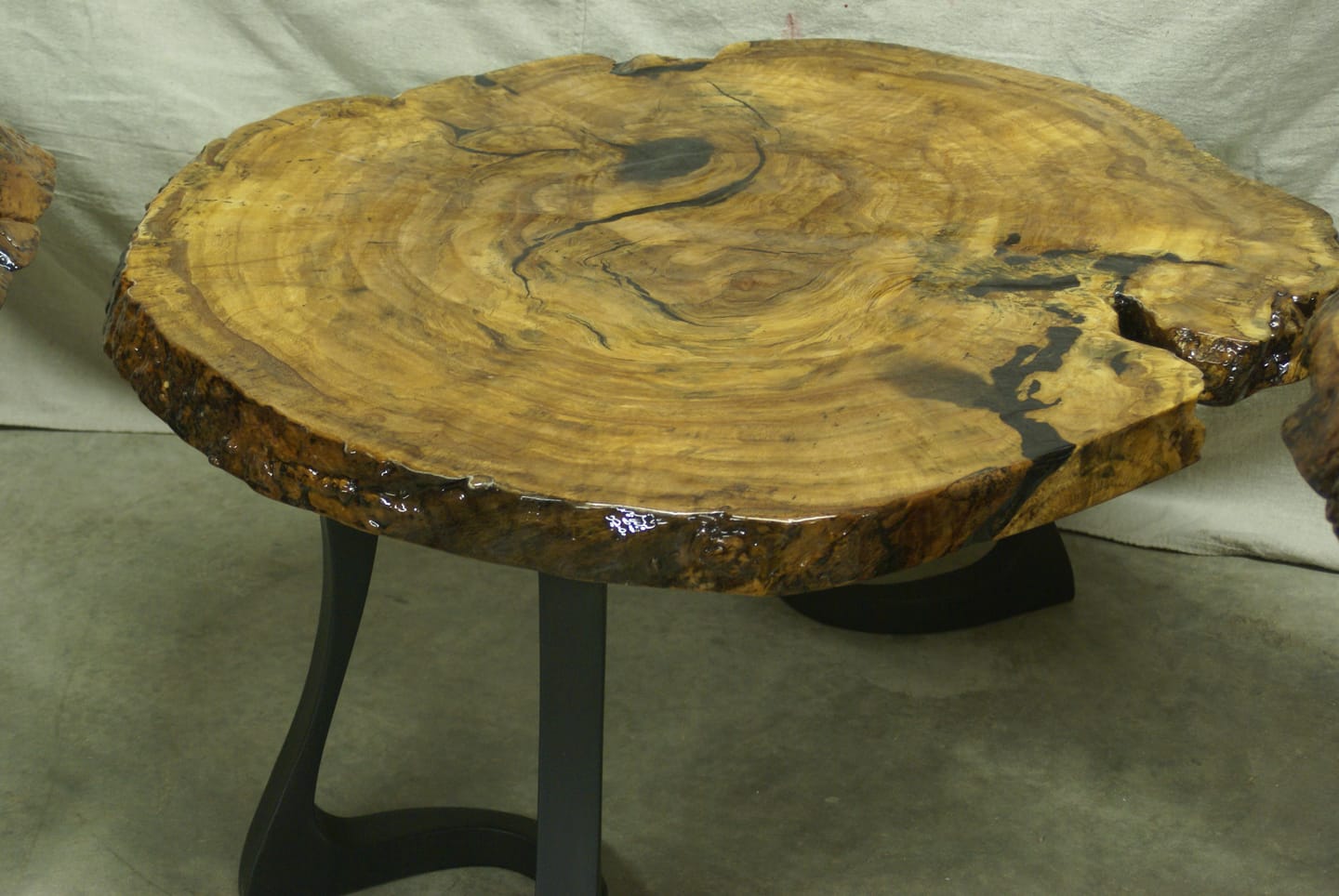 Customer photo review of Bench Legs 117/130 Uzar 16" H for Live Edge Table Top, DIY Projects