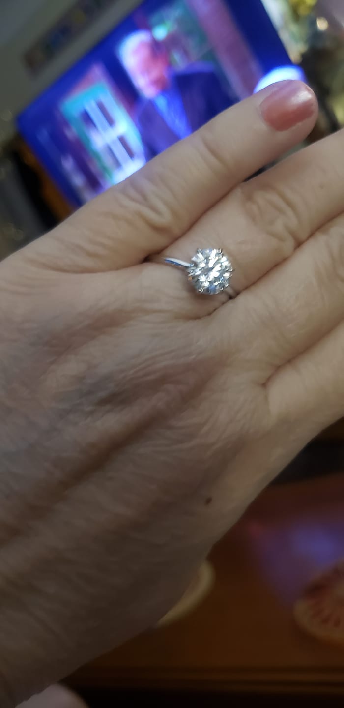 Customer photo review of Rodiffy Moissanite 2.0 Ct ~ 4.0 Ct Round Cut 6 Prong Engagement Ring For Women