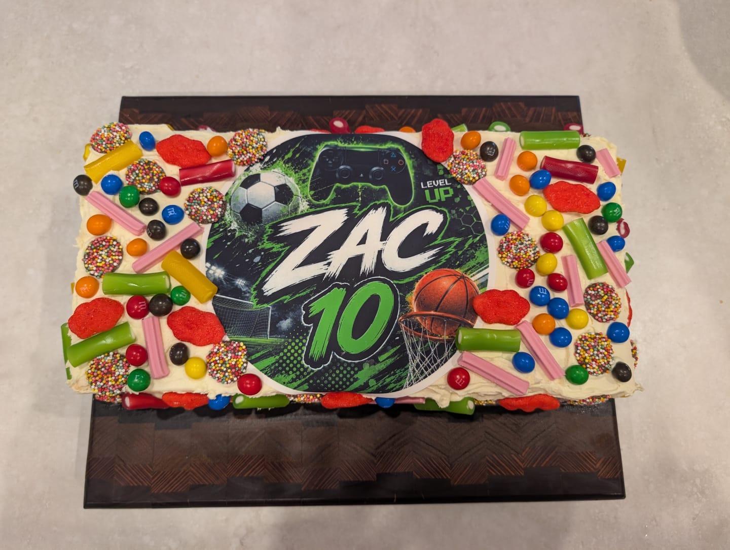 Customer photo review of 20 cm Pre-cut Circle Custom Edible Icing Image
