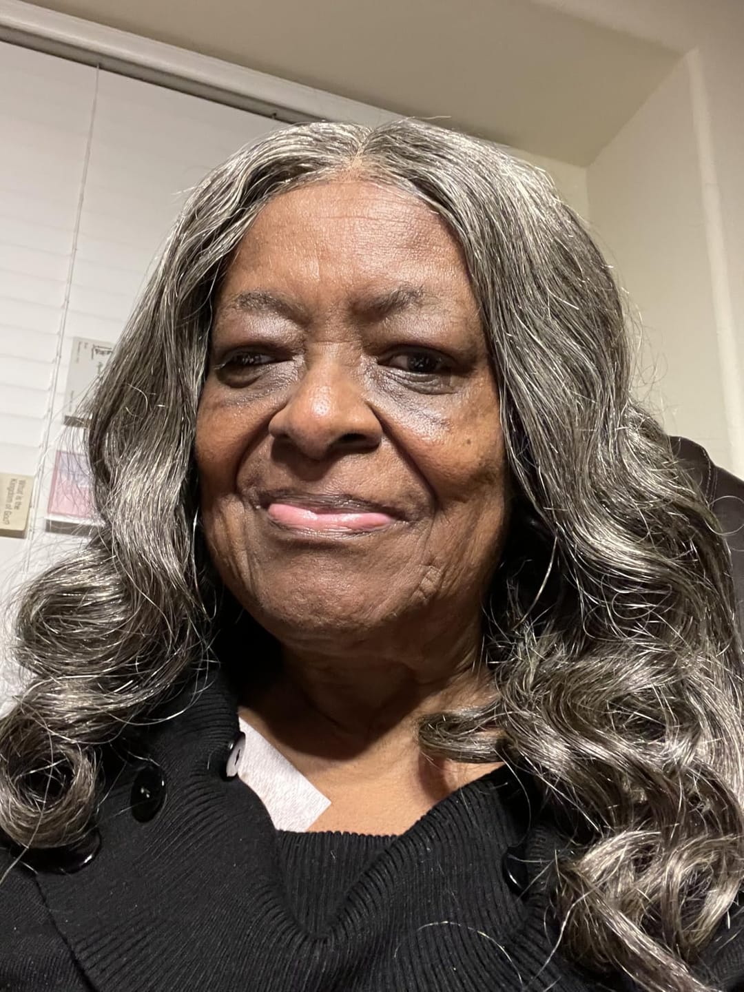 Customer photo review of Luvwin 5x5 Salt & Pepper Body Wave Glueless Bob Wig 100% Human Hair
