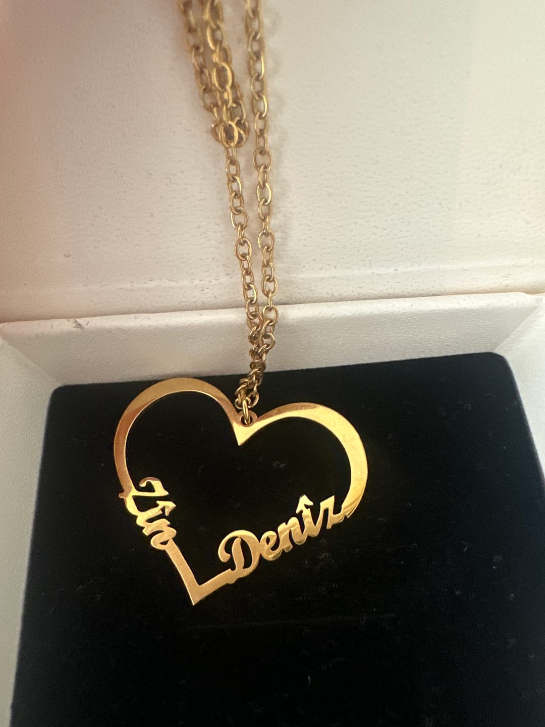 Customer photo review of Personalisierte Herzkette mit zwei Namen