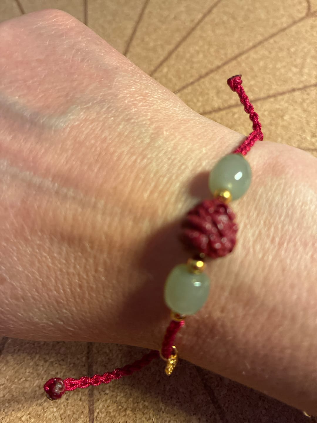 Customer photo review of Buddha Stones, natürlicher Zinnober, chinesisches Sternzeichen, Hetian-Jade, Fu-Charakter, Glücksseil-Armband