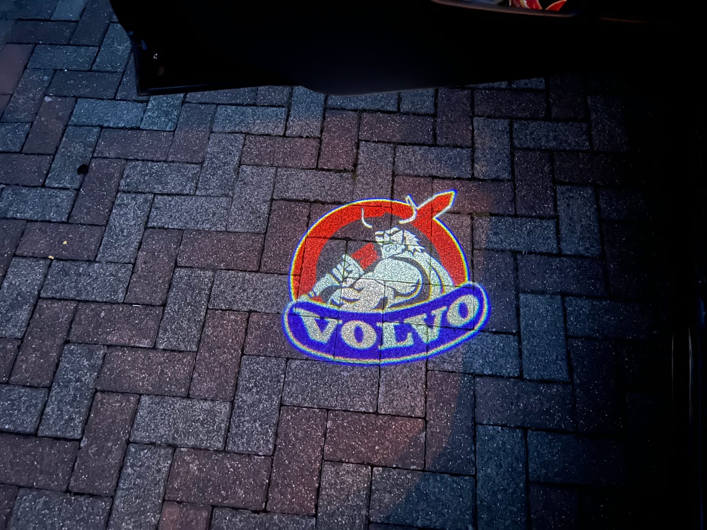 Customer photo review of Volvo Original  LOGO PROJECROTR LIGHTS Nr.75 (quantity  1 =  2 Logo Film /  2 door lights)