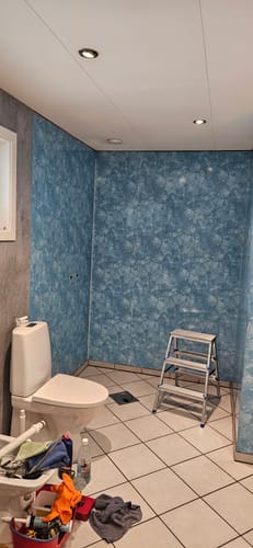 Kundens baderom med gamle, blå vegger før renovering med Mikrosement kontaktplast.