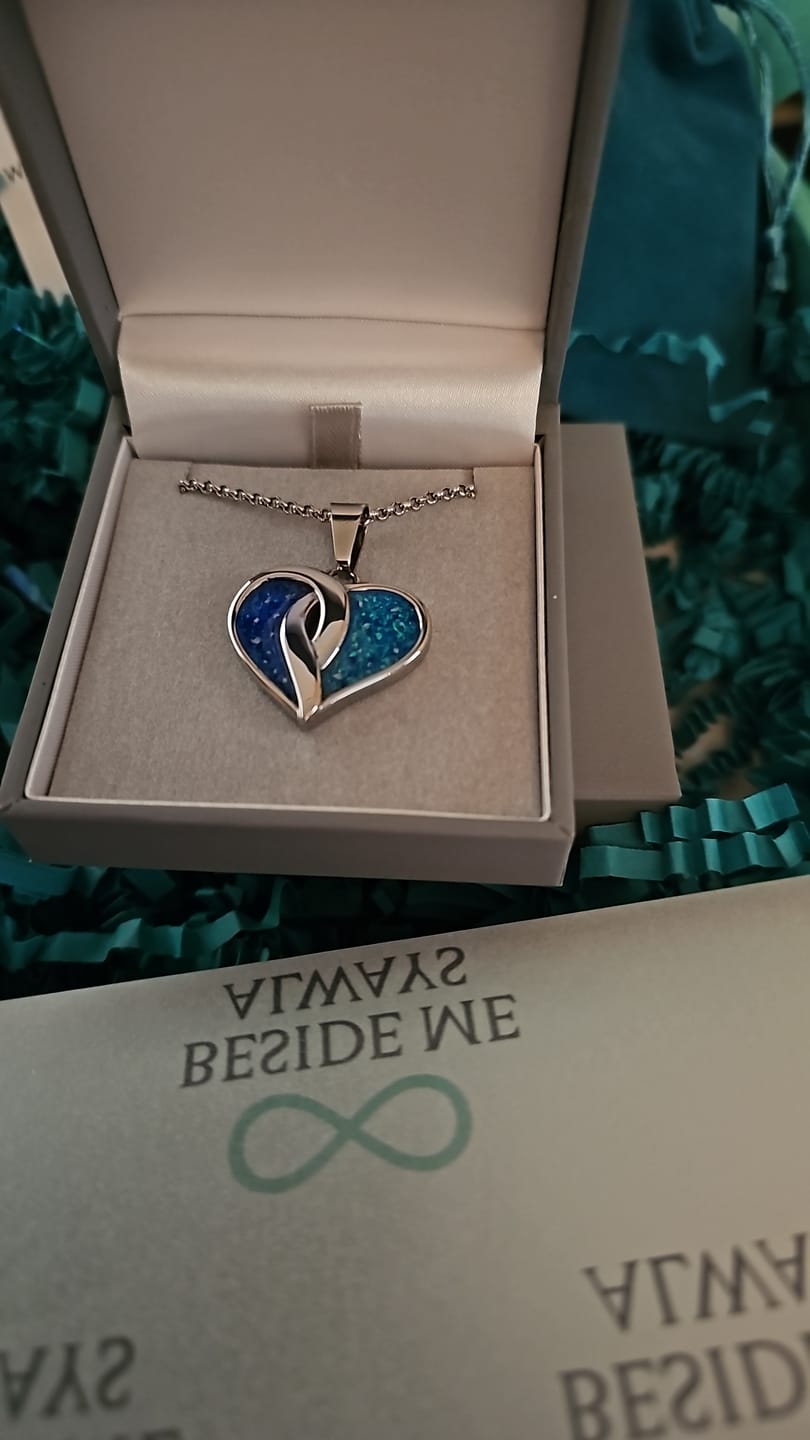 Customer photo review of Crossover Heart Stainless Steel Pendant, suitable for 2 sets of ashes.