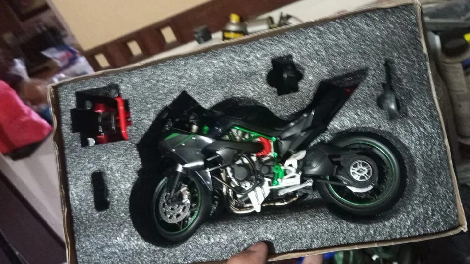 Customer photo review of Kawasaki Ninja H2R-1:9 (Edición humo)