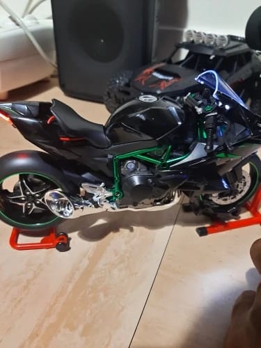 Customer photo review of Kawasaki Ninja H2R-1:9 (Edición humo)