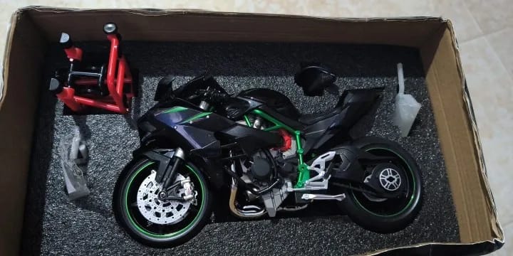 Customer photo review of Kawasaki Ninja H2R-1:9 (Edición humo)