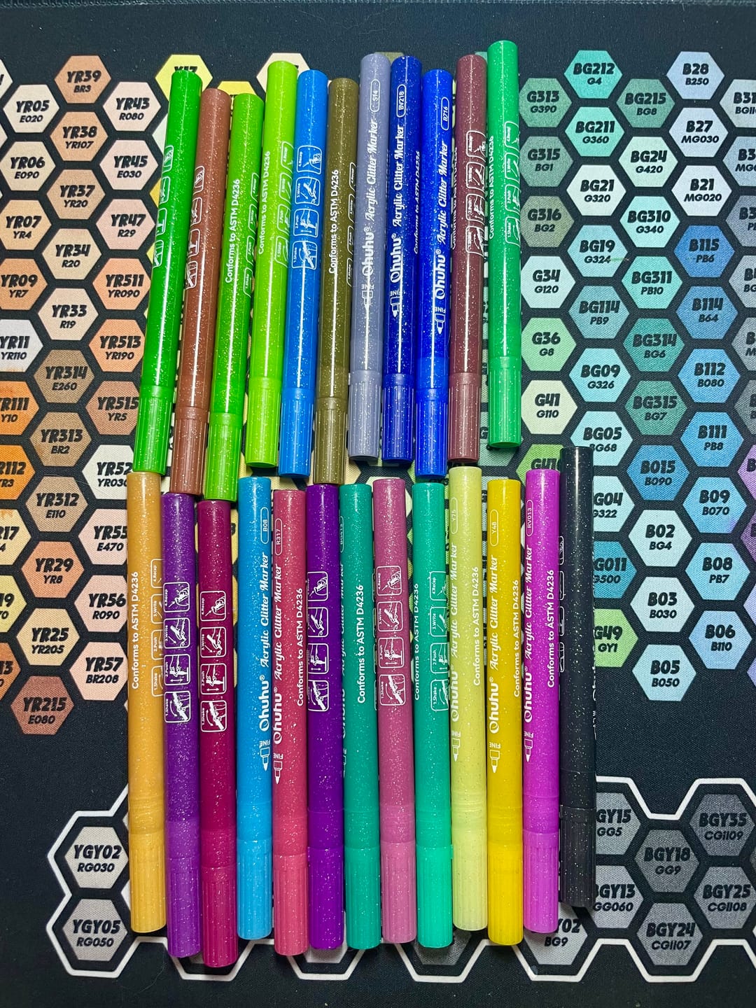 Customer photo review of Ohuhu Acrylic Metallic Glitter Markers, 24 Colors - 0.7mm & 3mm Tip Paint Pens