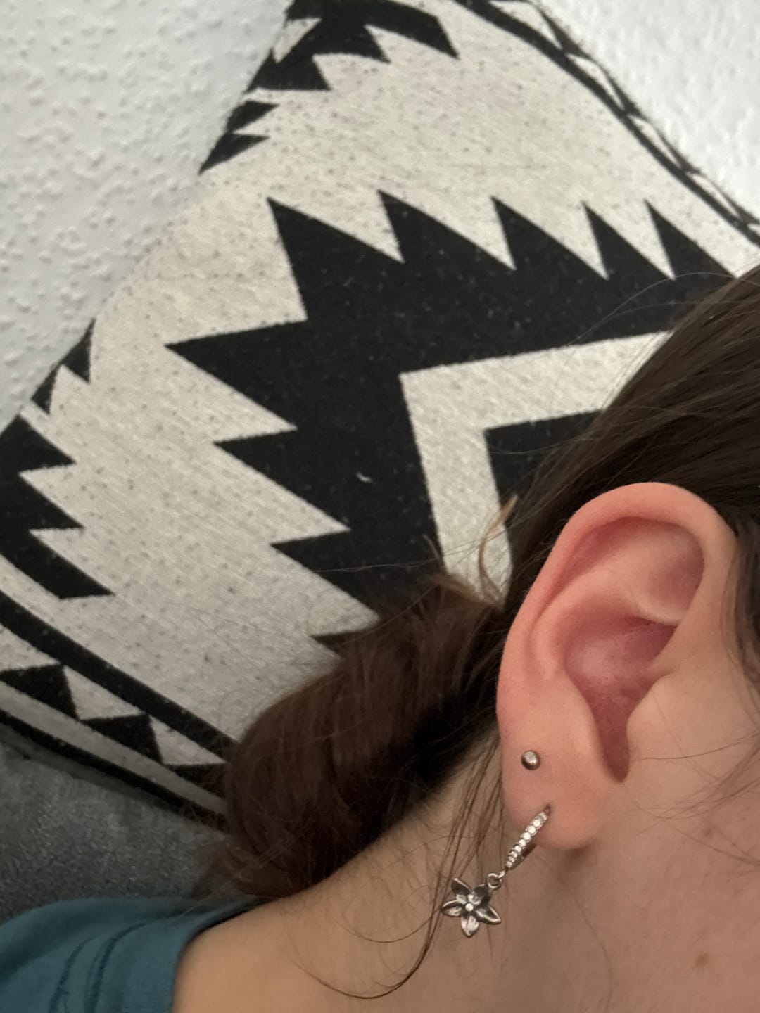 Customer photo review of Frangipani Huggie Ohrringe 14K Vergoldet