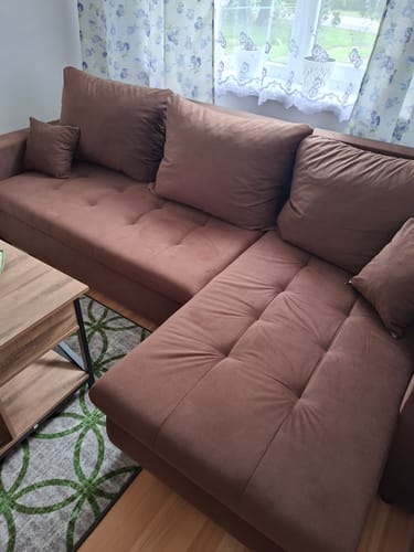 Kliento rudas minkštas kampas LOKO, pastatytas svetainėje.