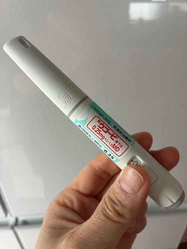 レビュー投稿者が手に持っているウゴービ0.25mgのペン型注射器。