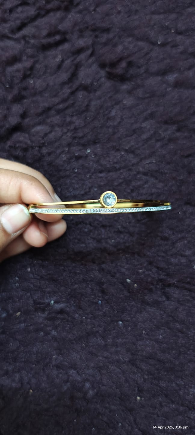 Customer photo review of Women's Exquisite 18K Gold-Plated Bracelet with Stones