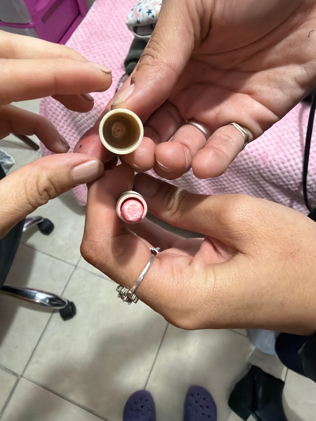 Customer photo review of SOMBRAS CREMOSAS EN BARRA
