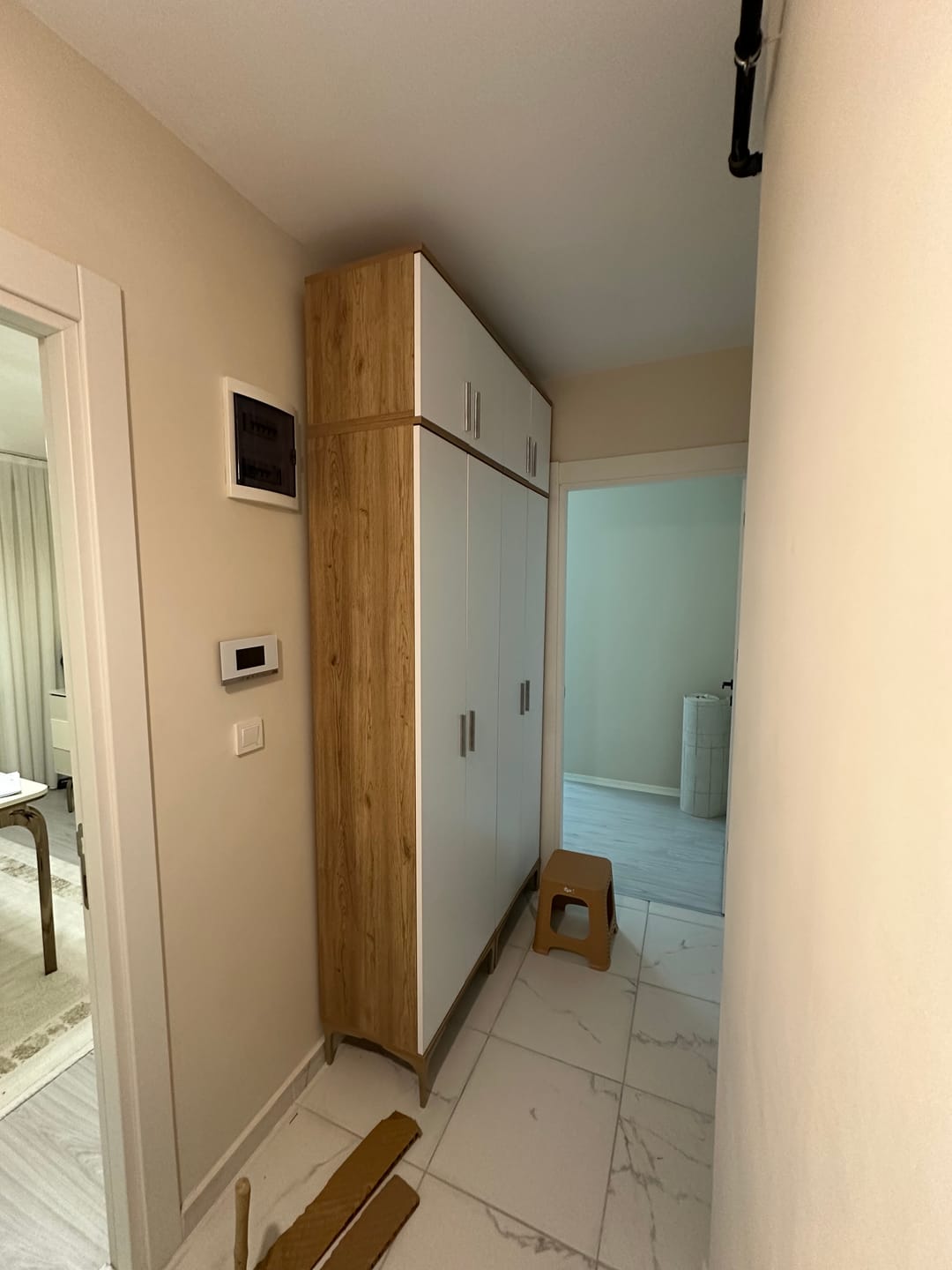 Customer photo review of Rani EA161 Modern Portmanto 8 Kapaklı 8 Raflı 4 Askılı Ayakkabılık Vestiyer Sepet Ceviz - Beyaz