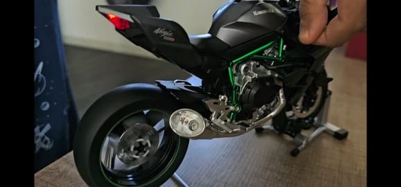 Customer photo review of Kawasaki Ninja H2R-1:9 (Edición humo)