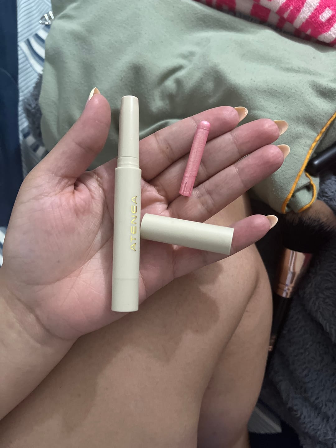 Customer photo review of SOMBRAS CREMOSAS EN BARRA