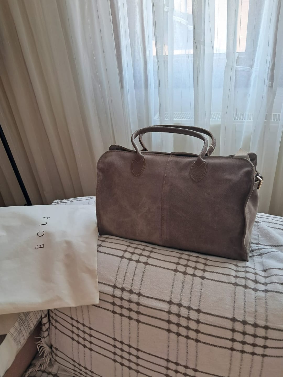 Customer photo review of Totem XL | Büyük Boy Hakiki Süet Deri El ve Omuz Çantası | Vizon