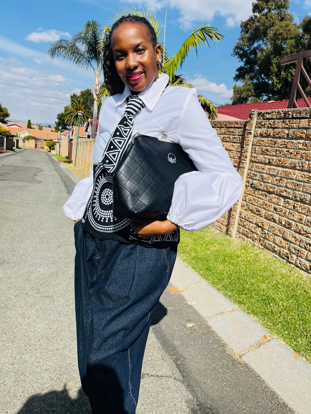 Customer photo review of ERA Oversized Kisslock Chain Bag – Black
