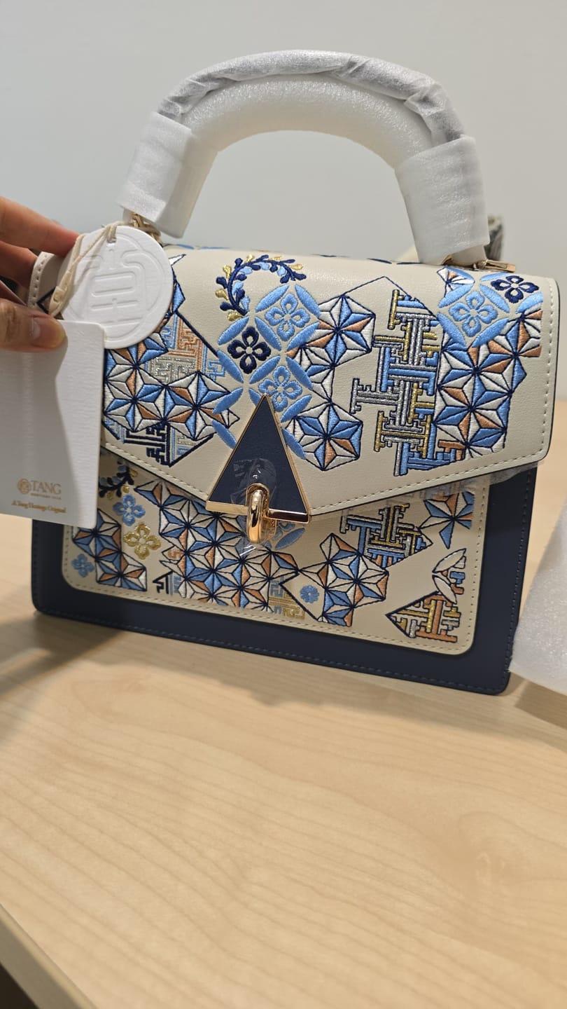 Customer photo review of Tang Red 24 Embroidered Suozi Pattern Top-Handle Bag