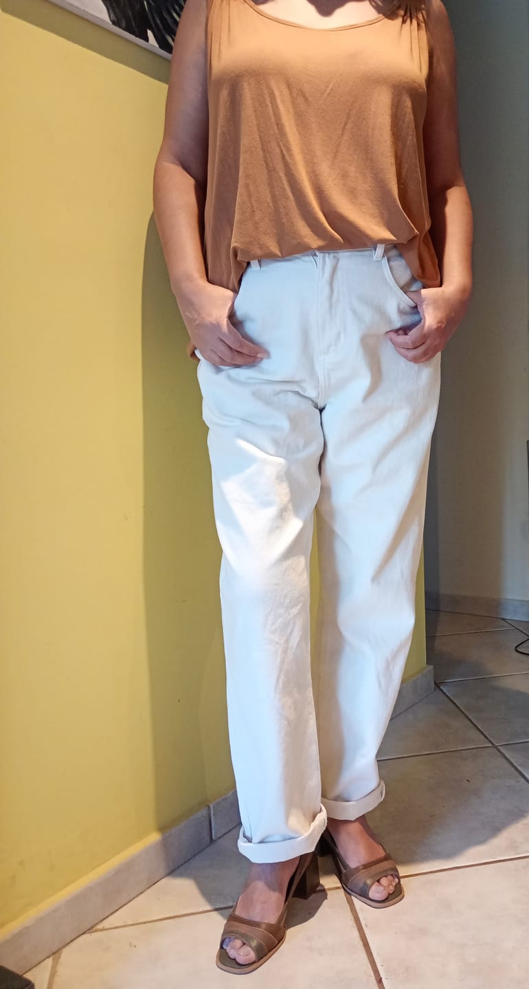 Customer photo review of Calça Jeans Mom Jequitibá Bege