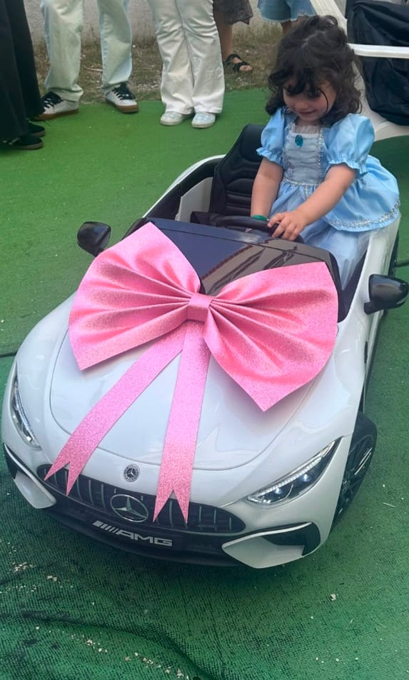Customer photo review of Carro Elétrico para Criança MERCEDES SL63 Branco 4x4  2 LUGARES 24v c/ RODAS DE BORRACHA & ASSENTO EM PELE