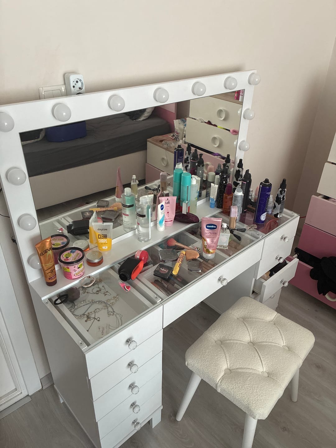 Customer photo review of Rani BJ137 Hollywood Işıklı Aynalı Kulis Makyaj Masası Cam Tablalı 11 Çekmeceli Takı Düzenleyici Beyaz