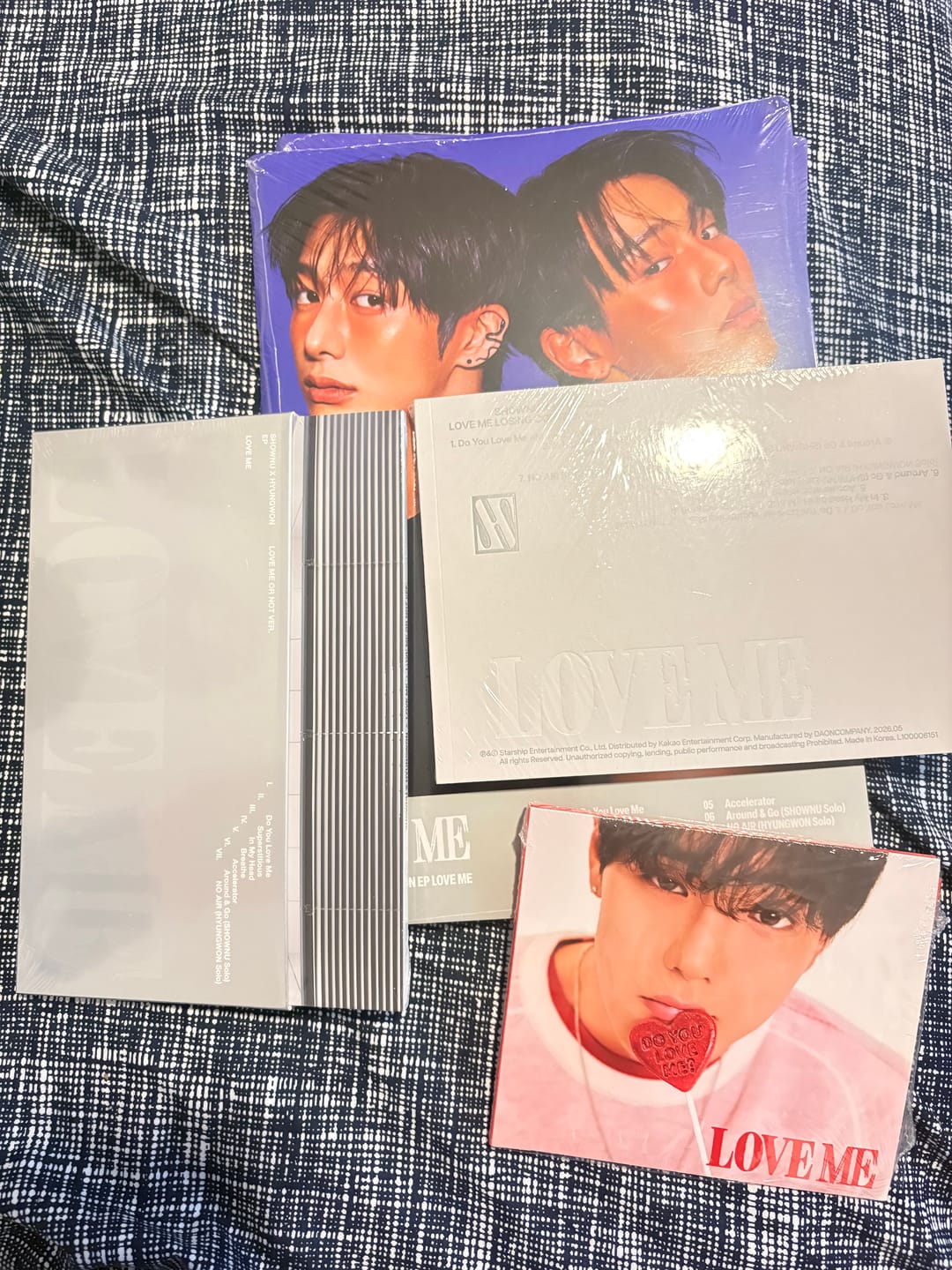 Customer photo review of MONSTA X SHOWNU X HYUNGWON - LOVE ME EP ALBUM STARSHIP GIFT 3SET (CRUSH ON YOU+LOVE ME OR NOT+LOSING CONTROL)