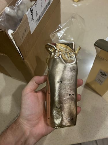 Un cliente sostiene la bolsa dorada del perfume Mancera French Riviera EDP.
