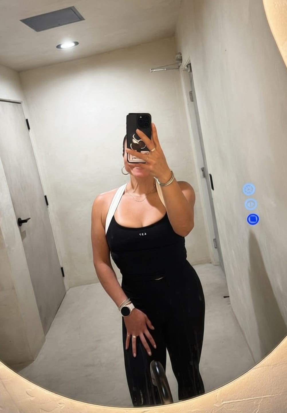 Customer photo review of The Essentials Legging / Black