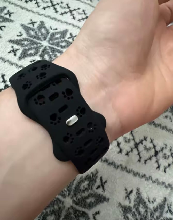 Customer photo review of Apple Watch Silikonband "Pfoten"