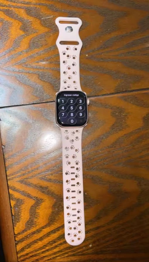 Customer photo review of Apple Watch Silikonband "Pfoten"