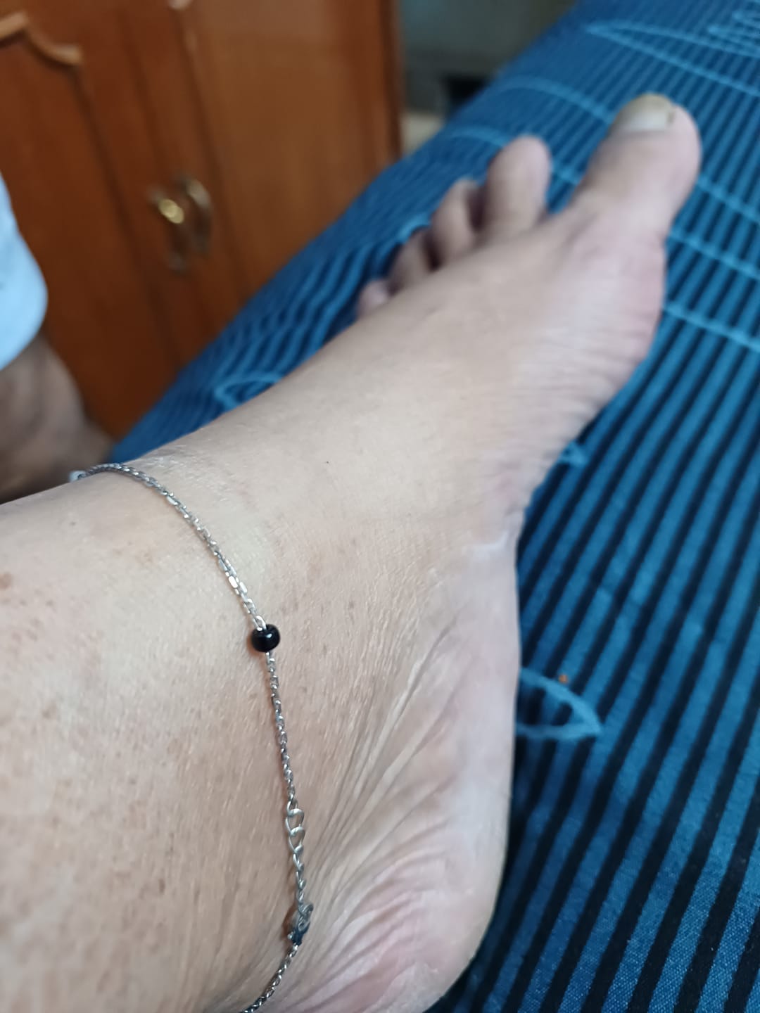 Customer photo review of Silver Minimal Black Beads Anklet
