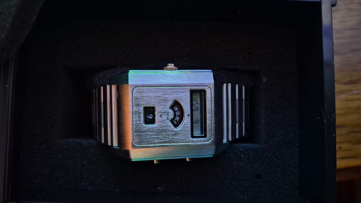 Customer photo review of Reloj Benly Design Retro-C-0PO Silver LCD