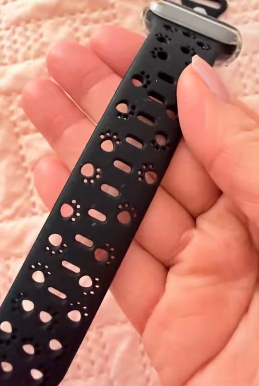 Customer photo review of Apple Watch Silikonband "Pfoten"