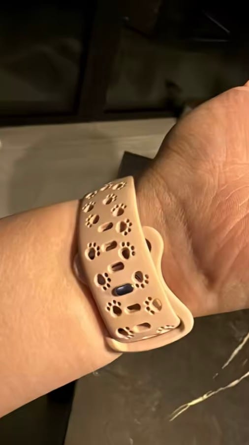 Customer photo review of Apple Watch Silikonband "Pfoten"