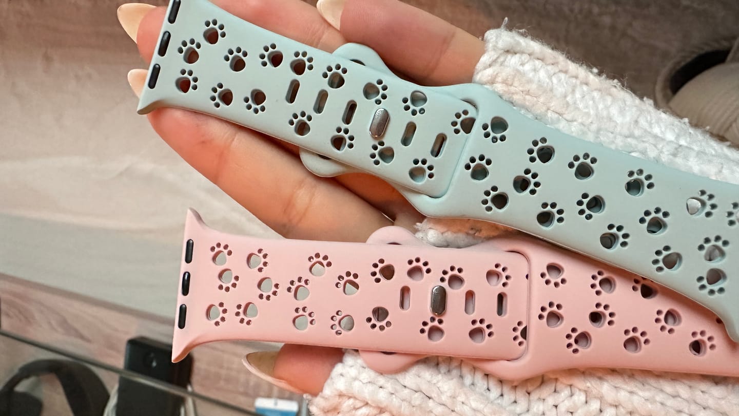 Customer photo review of Apple Watch Silikonband "Pfoten"