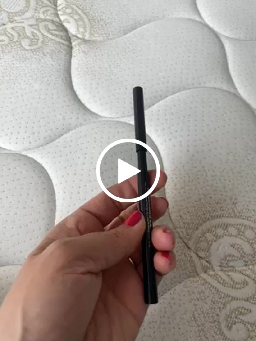 Customer video review of LÁPIZ DELINEADOR EN GEL 1ST SCENE