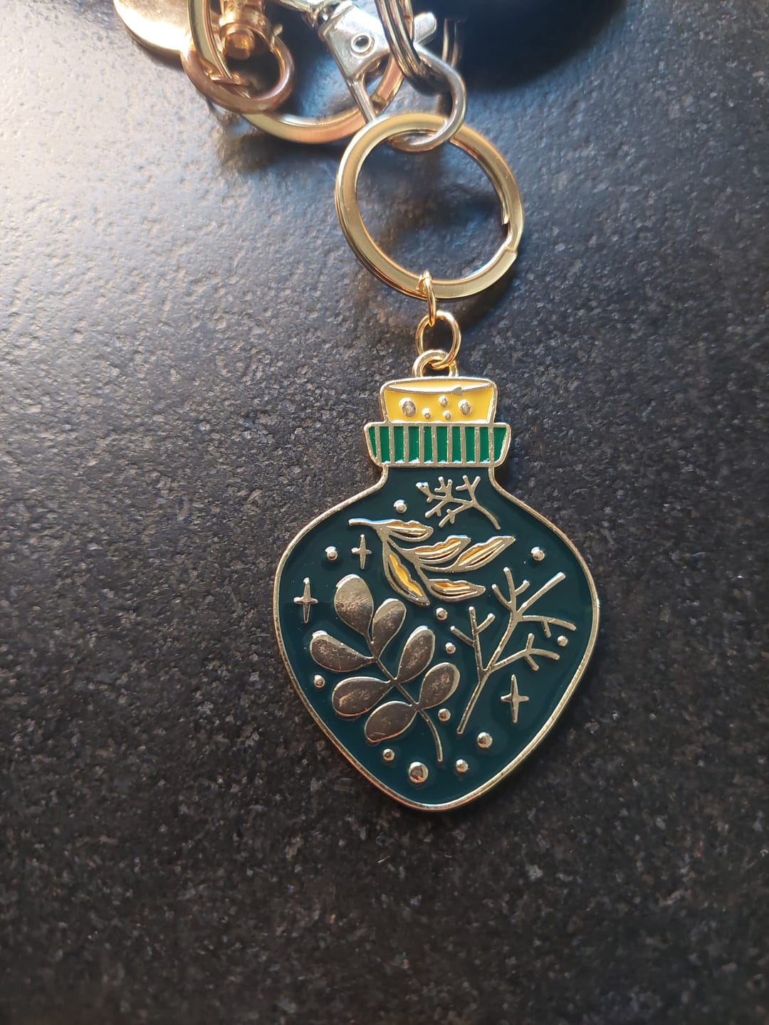 Customer photo review of Green Witch Potion Bottle Schlüsselanhänger – Emaille Anhänger in Grün