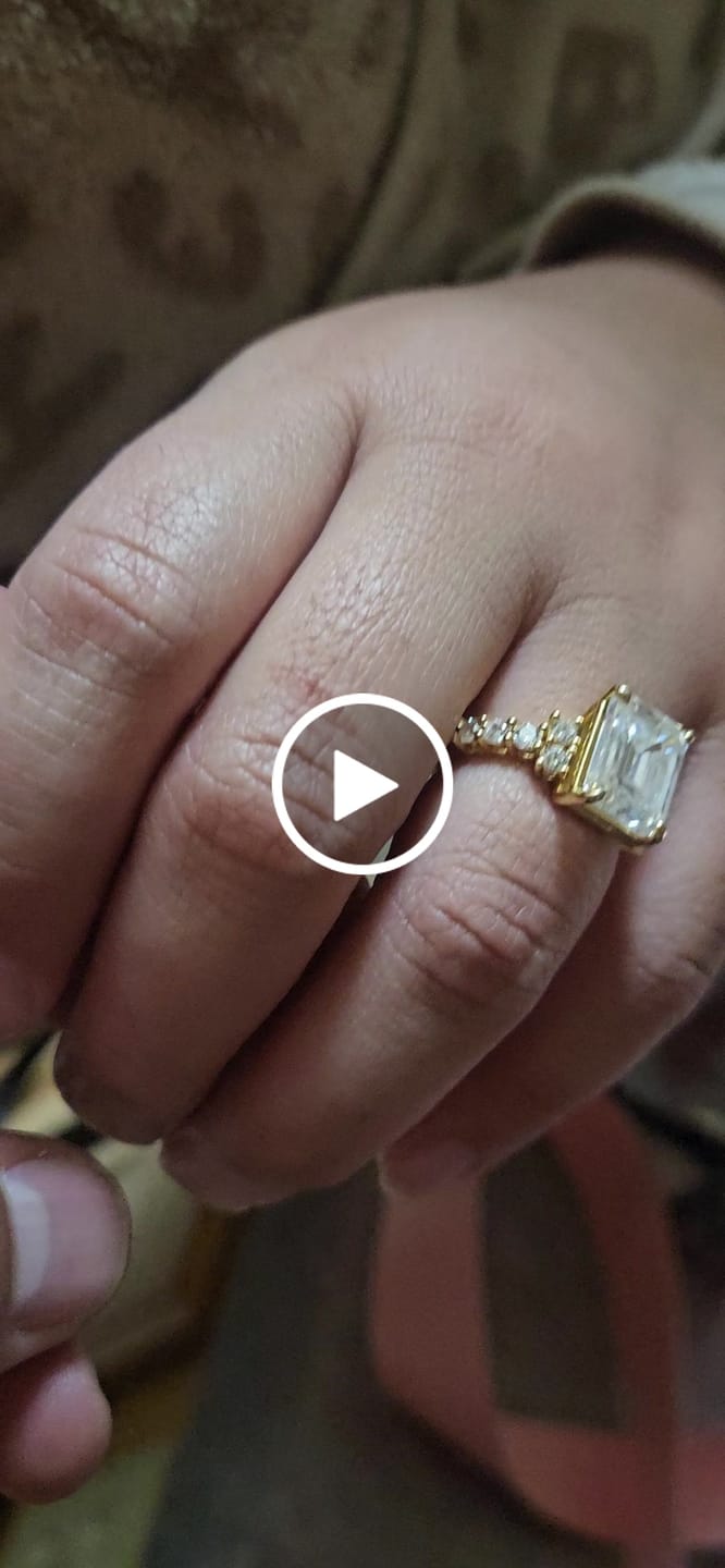 Customer video review of Luxury Velvet LED Jewelry Giftbox