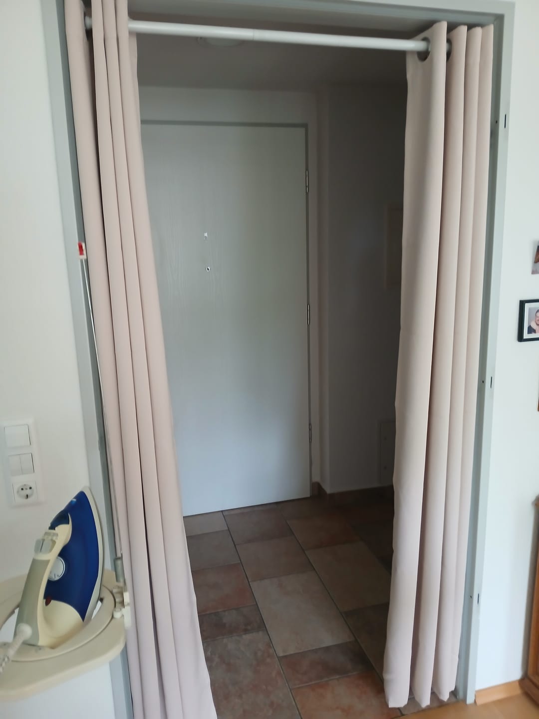Customer photo review of Verdunkelnde Türgardine – Thermo-Vorhang mit Ösen für Balkon, Küche oder Flur