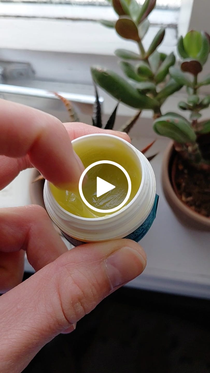 Vídeo reseña de un cliente sobre el bálsamo para ojos.