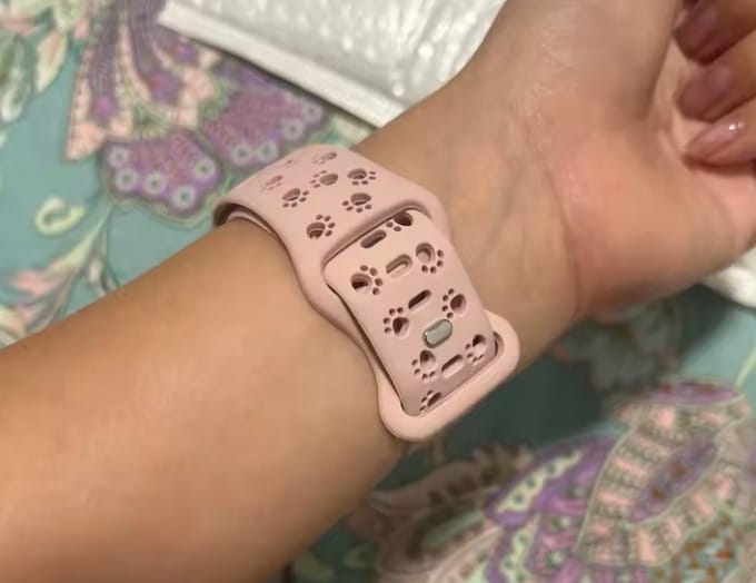 Customer photo review of Apple Watch Silikonband "Pfoten"