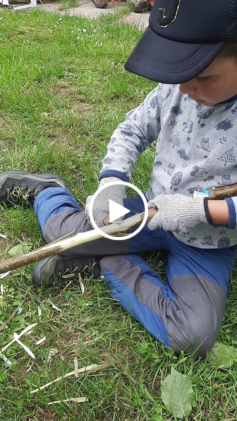 Customer video review of Kinder-Schnitzset: sicher schnitzen lernen mit 3 Messern, Handschuhen & Tasche
