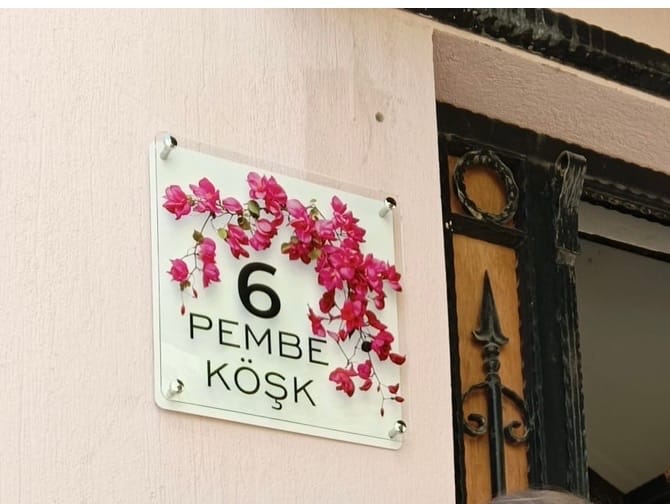 Customer photo review of Kişiye Özel Begonvil Çiçekli Kapı İsimliği