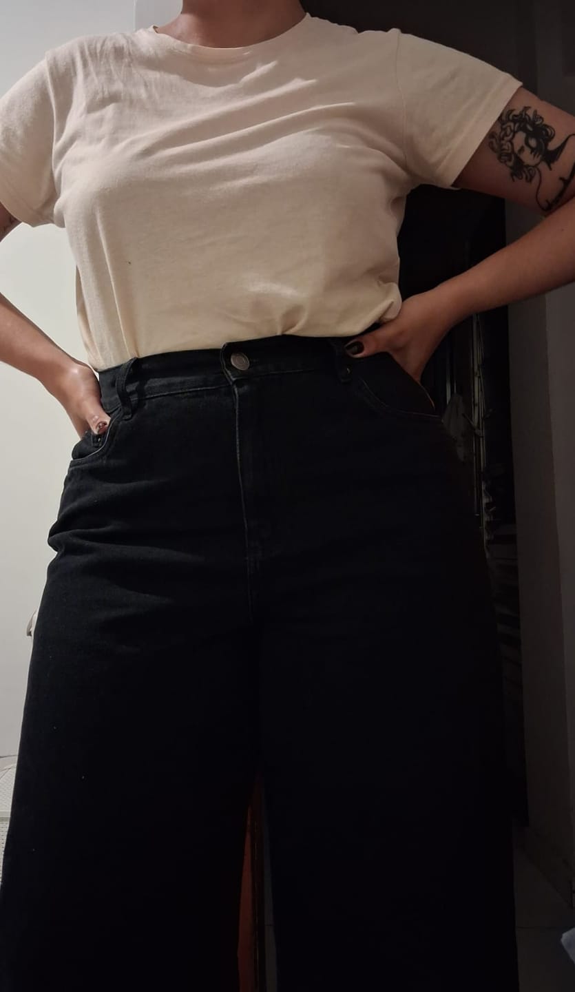 Customer photo review of Calça Jeans Wide Leg Buriti Preta